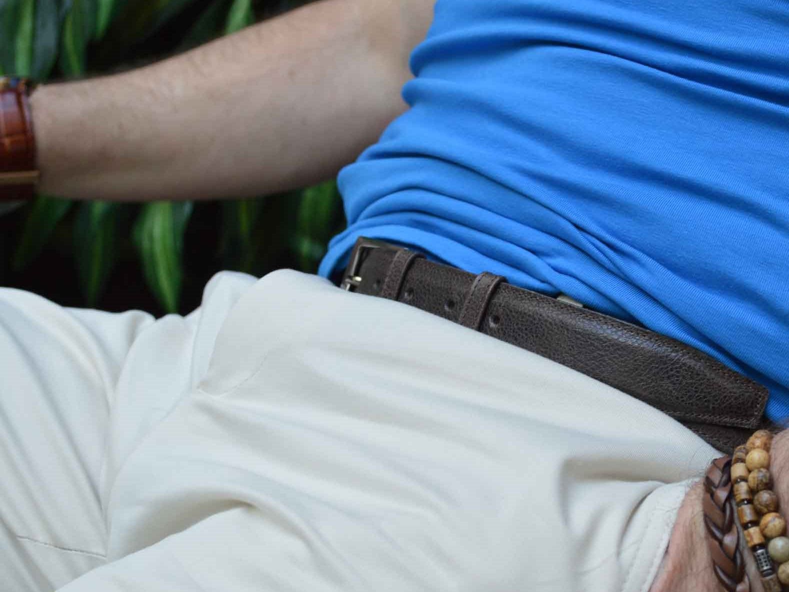 Ceinture marron chocolat réglable casual chic pour hommes en cuir pleine fleur grainé surpiquée 